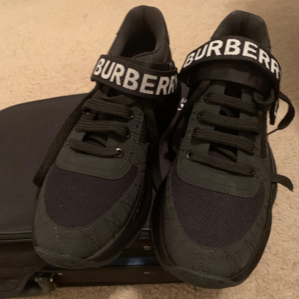 Burberry men’s stylish sneakers Euro size 40 - Picture 2 of 9